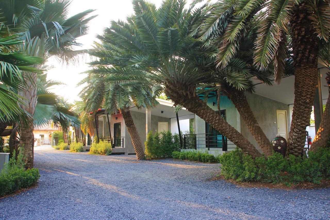 Lopburi Palm Resort Exterior photo